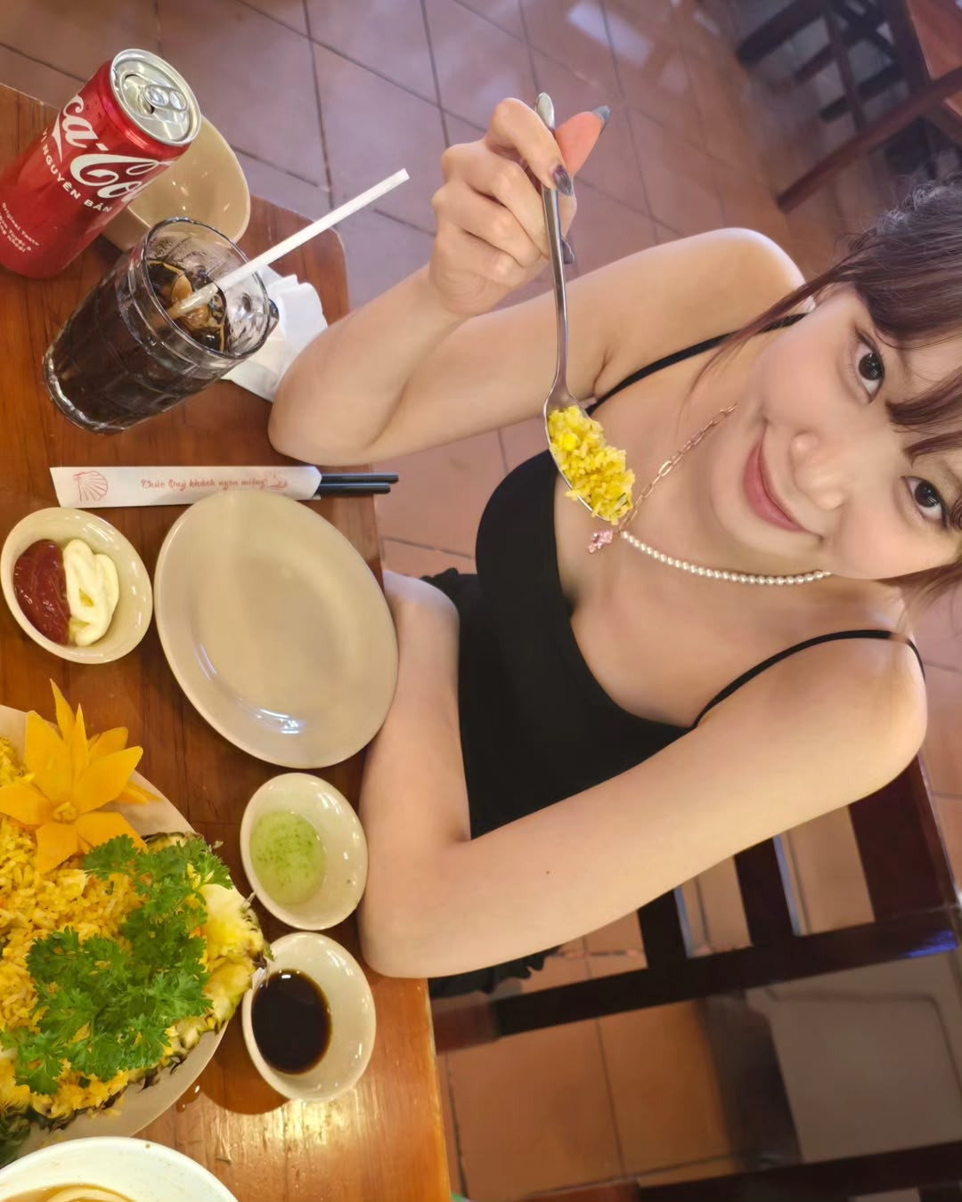 Nữ thần tượng 24 tuổi đi nghỉ dưỡng cùng gia đình. Theo lời fan, cô được người hâm mộ nhận ra xin chụp ảnh nhưng từ chối vì không muốn gây chú ý.