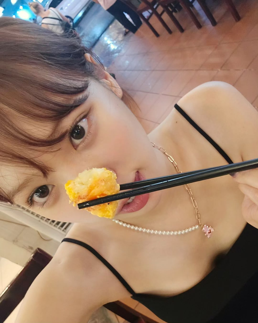 Cô nàng bày tỏ sự thích thú với cảnh sắc cũng như những món ăn trong nhà hàng Việt.