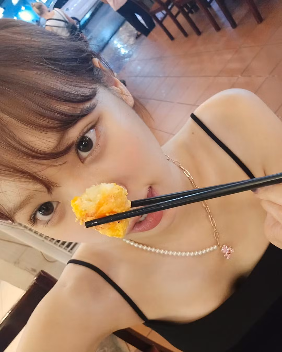 Cô nàng bày tỏ sự thích thú với cảnh sắc cũng như những món ăn trong nhà hàng Việt.