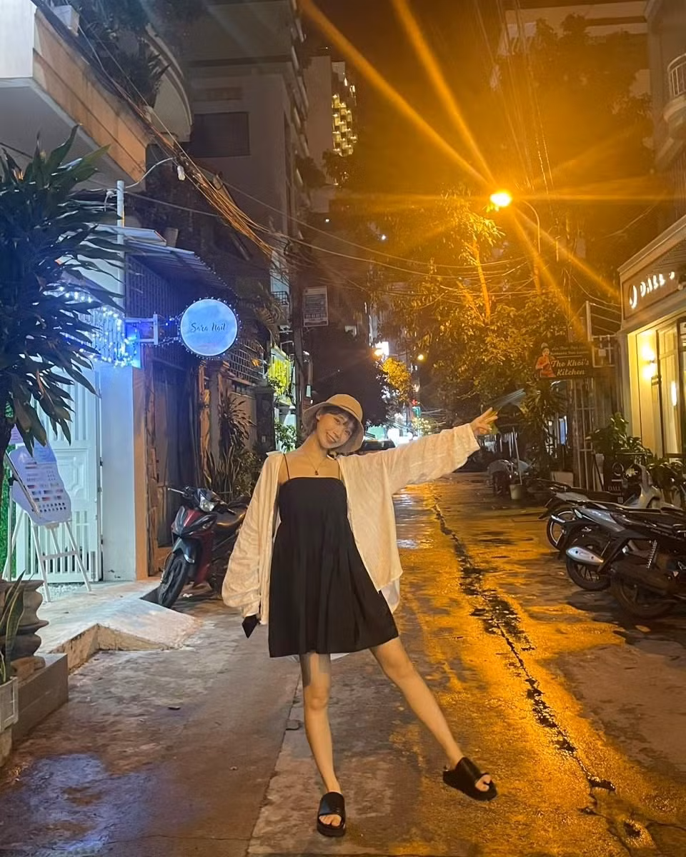 Dù không trang điểm nhiều như lúc trên sân khấu, trang phục lựa chọn cũng vô cùng giản dị và thoải mái, cô nàng vẫn toát lên thần thái rạng ngời tươi tắn.