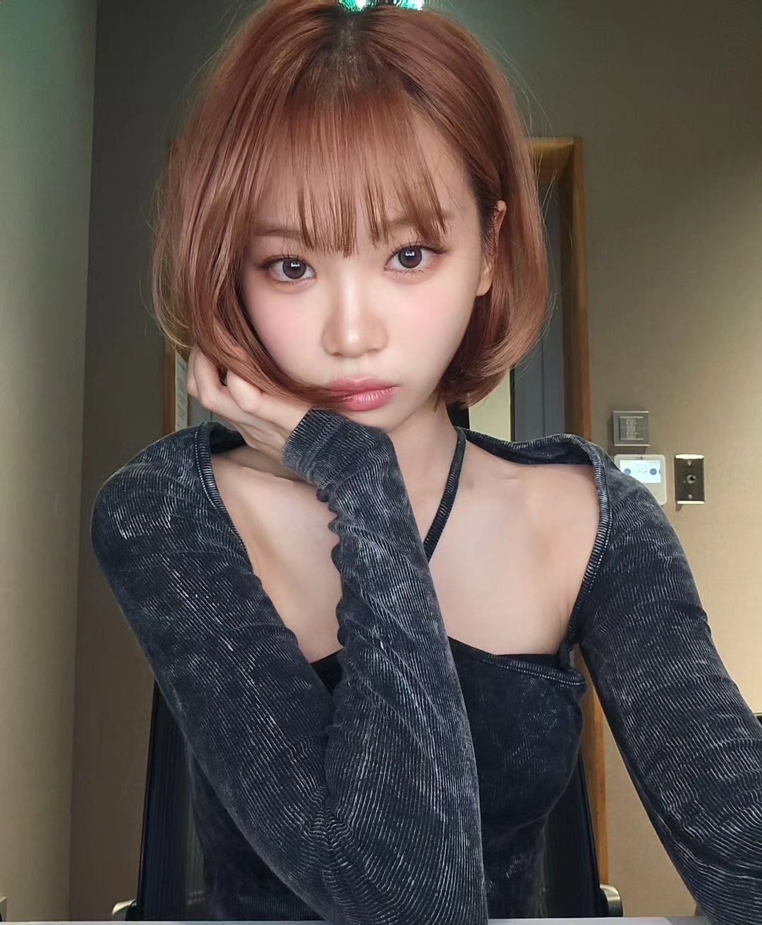 Le Sserafim hiện tại được xem là một trong những nhóm nhạc nữ thần tượng gen 4 thành công nhất thời điểm hiện tại. Dù vướng phải nhiều ồn ào về khả năng hát live cũng như thái độ của các thành viên, tuy nhiên không thể phủ nhận được độ phủ sóng của nhóm nhạc này.