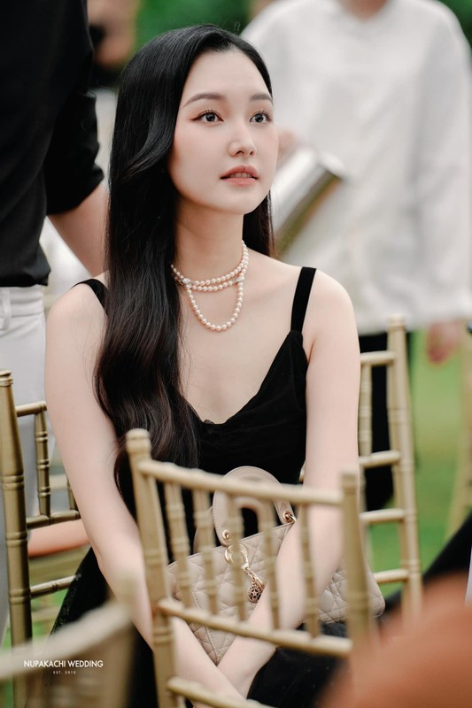 Với trình độ học vấn tốt, lối ăn nói tinh tế, Ngọc Trân từng đạt danh hiệu "Hoa khôi Quốc học Huế" và "Người đẹp du lịch Huế 2015", cũng từng ghi dấu tại Hoa hậu Việt Nam năm 2016.