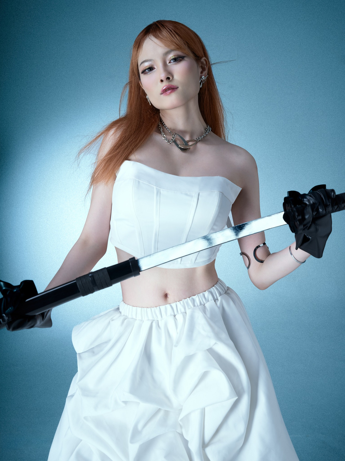 Xây dựng hình ảnh đa phong cách, Tạ Vy khi thì diện đồ body bó sát, khoe vóc dáng cực sexy, khi lại cực duyên dáng trong những bộ cánh đáng yêu.