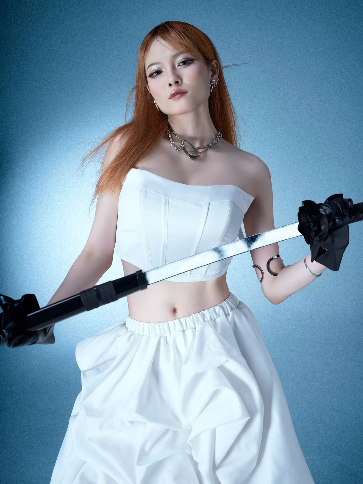 Xây dựng hình ảnh đa phong cách, Tạ Vy khi thì diện đồ body bó sát, khoe vóc dáng cực sexy, khi lại cực duyên dáng trong những bộ cánh đáng yêu.