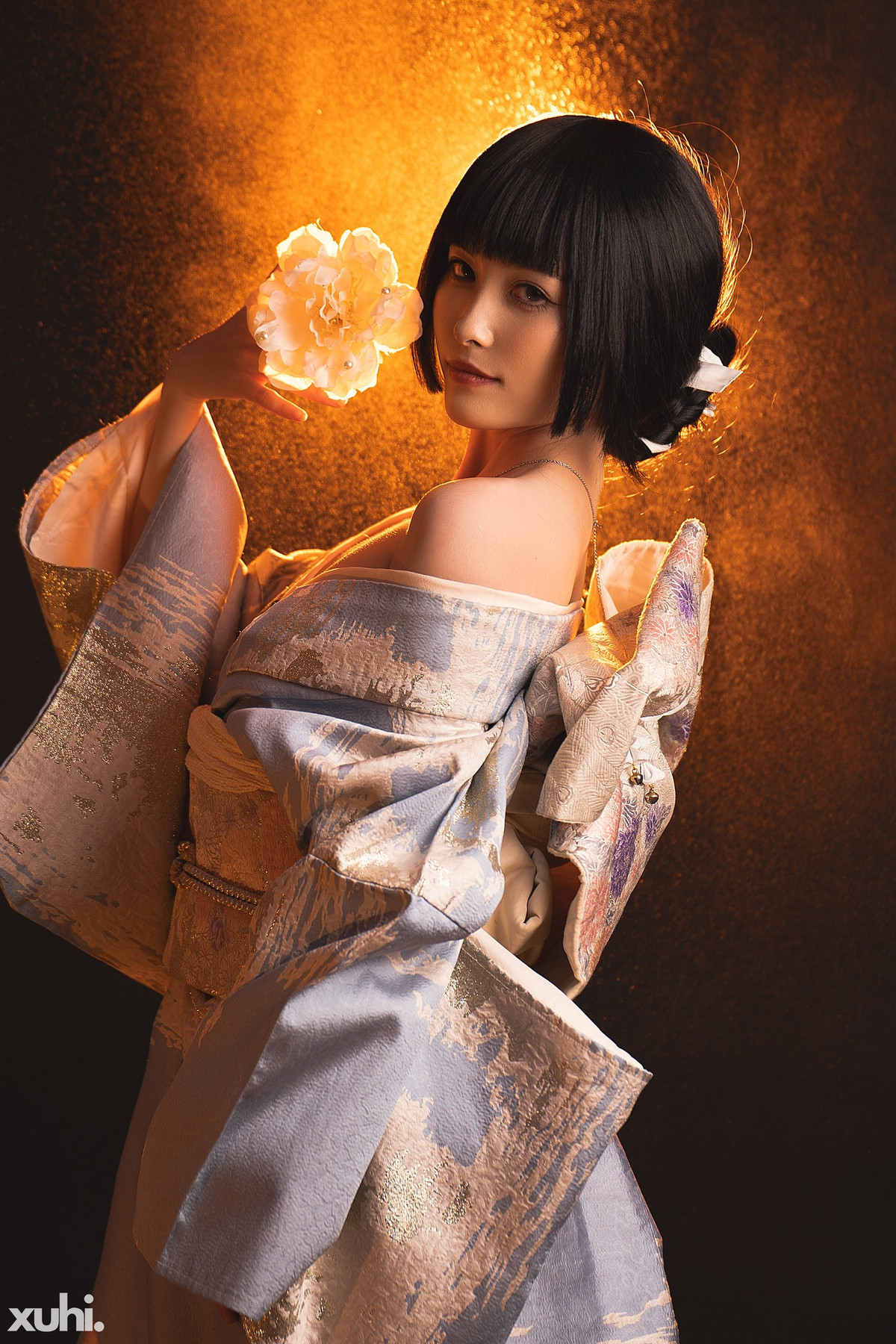 Thần thái từ ánh mắt, biểu cảm gương mặt của Tạ Vy hút hồn người đối diện.