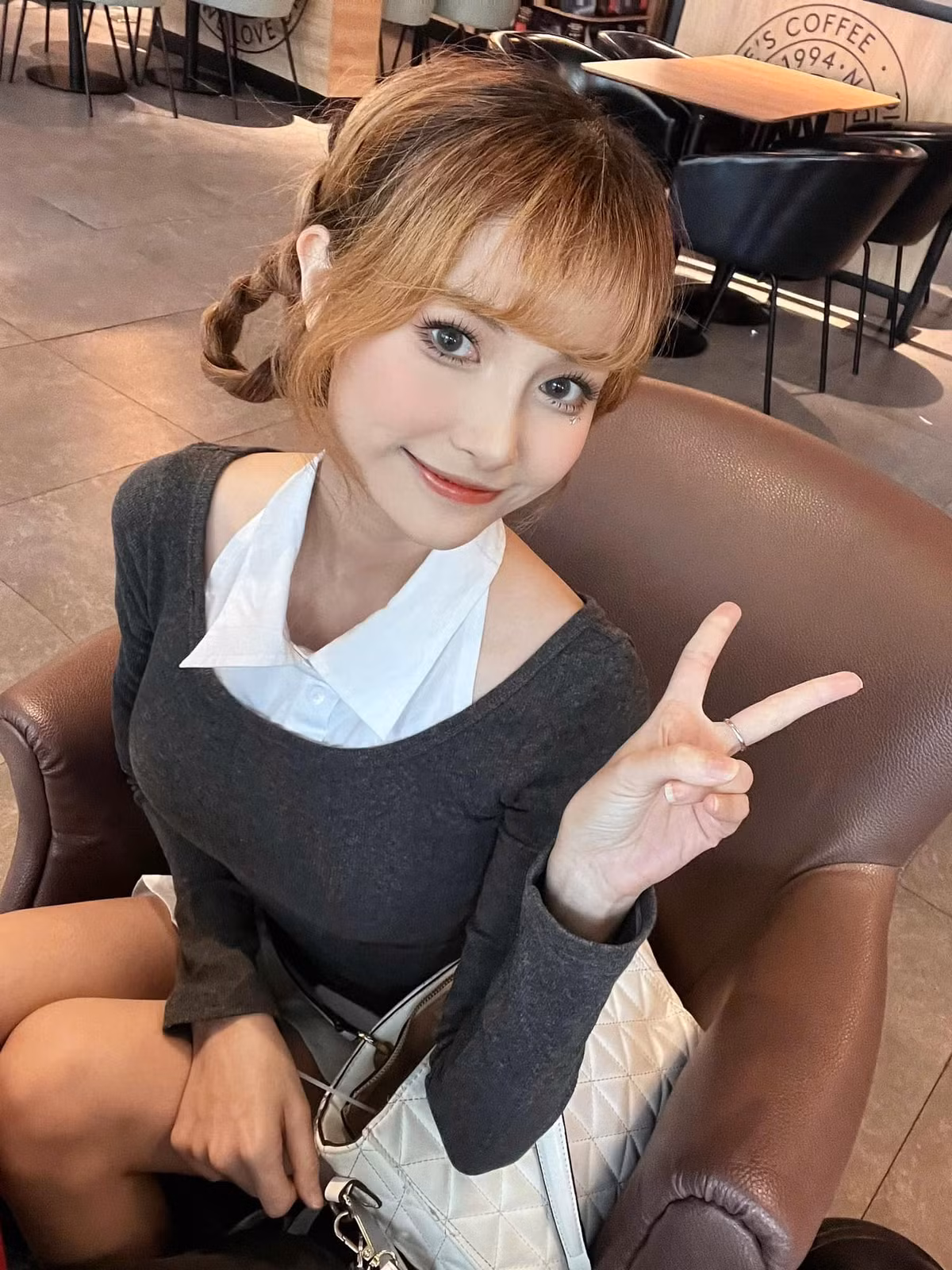 Dù mới chính thức xuất hiện trong vai trò MC, thế nhưng Tạ Vy đã gây ấn tượng bởi nhan sắc xinh đẹp cùng phong cách đa dạng.