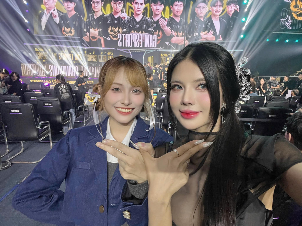 Lấn sân sang lĩnh vực MC, Tạ Vy giới thiệu rằng cô là một người “tay ngang” khi nhiều năm qua vẫn đang làm việc như một kỹ sư công nghệ thông tin. Dù gia nhập chưa lâu, cô nàng đã xây dựng mối quan hệ thân thiết với những người đi trước như Mai Dora.