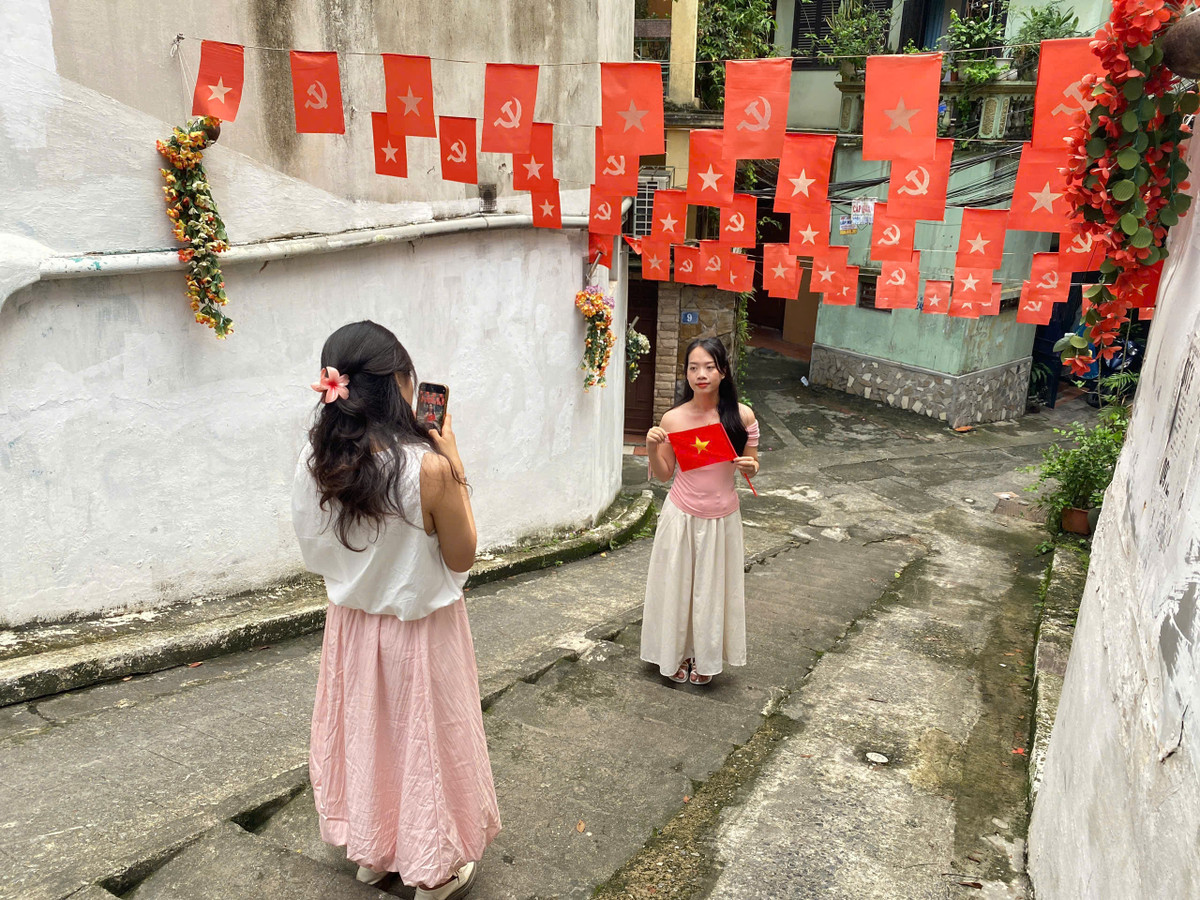 Từ sáng sớm, rất nhiều người đã có mặt ở con ngõ nhỏ. Lượng người đến quá đông, hầu hết mọi người đều phải đứng xếp hàng để đến lượt chụp hình.