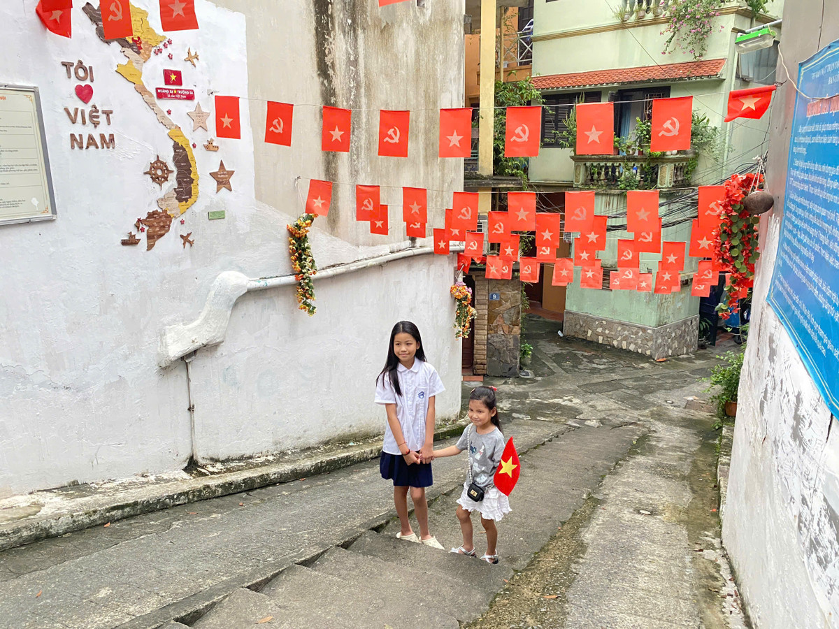 Không chỉ các bạn trẻ, nhiều phụ huynh đưa con của mình đến để chụp hình.