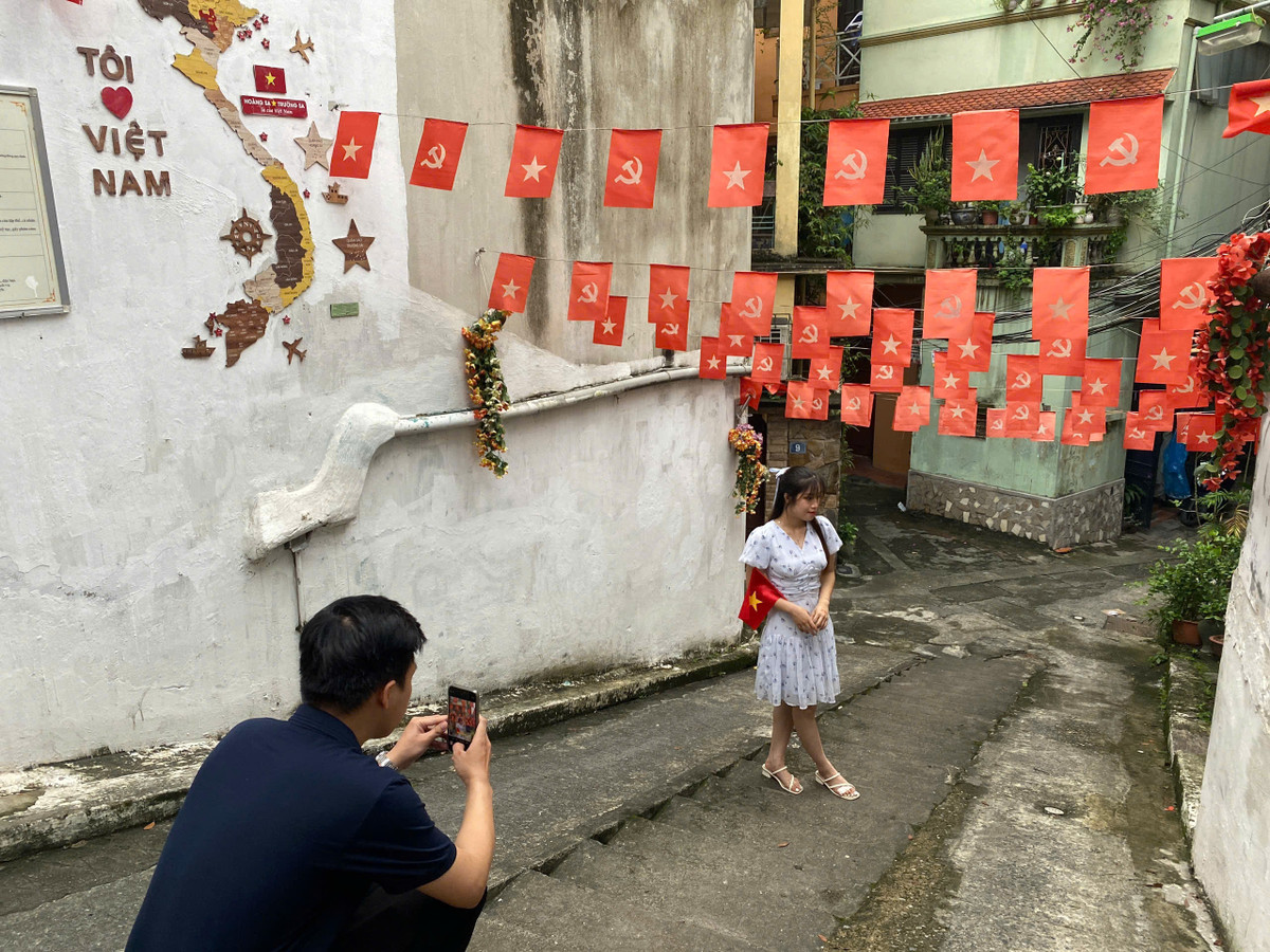 Các cặp đôi cũng rủ nhau đến check-in.