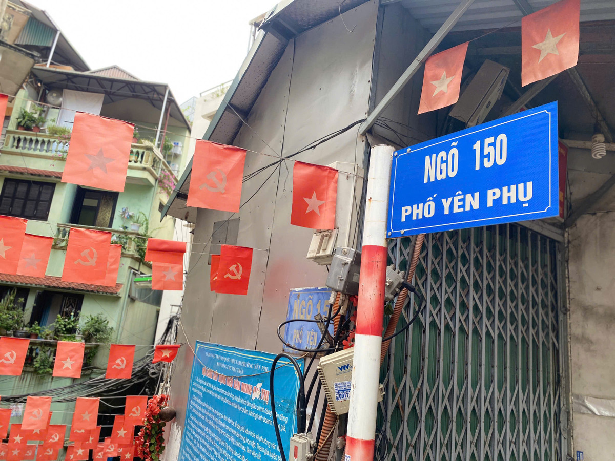 Nằm khiêm tốn trên phố Yên Phụ nhỏ, con ngõ 150 Yên Phụ được người dân trang trí với những hàng lá cờ nhỏ Quốc kỳ và Đảng kỳ cùng những lá Quốc kỳ lớn.
