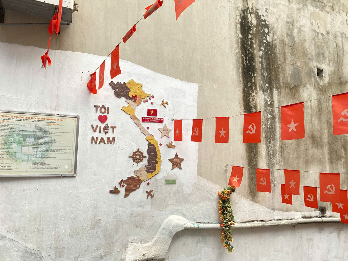 Chụp ảnh cùng với những lá cờ Tổ quốc là một trong những hoạt động được nhiều người yêu thích trong các dịp lễ lớn của đất nước như ngày 30/4 - 1/5, Quốc Khánh 2/9...