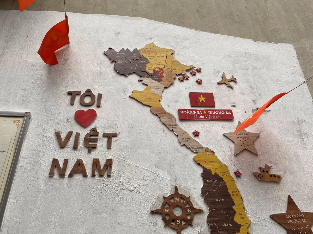 Bản đồ Việt Nam với dòng chữ "Tôi yêu Việt Nam" được trang trí bắt mắt trên tường.