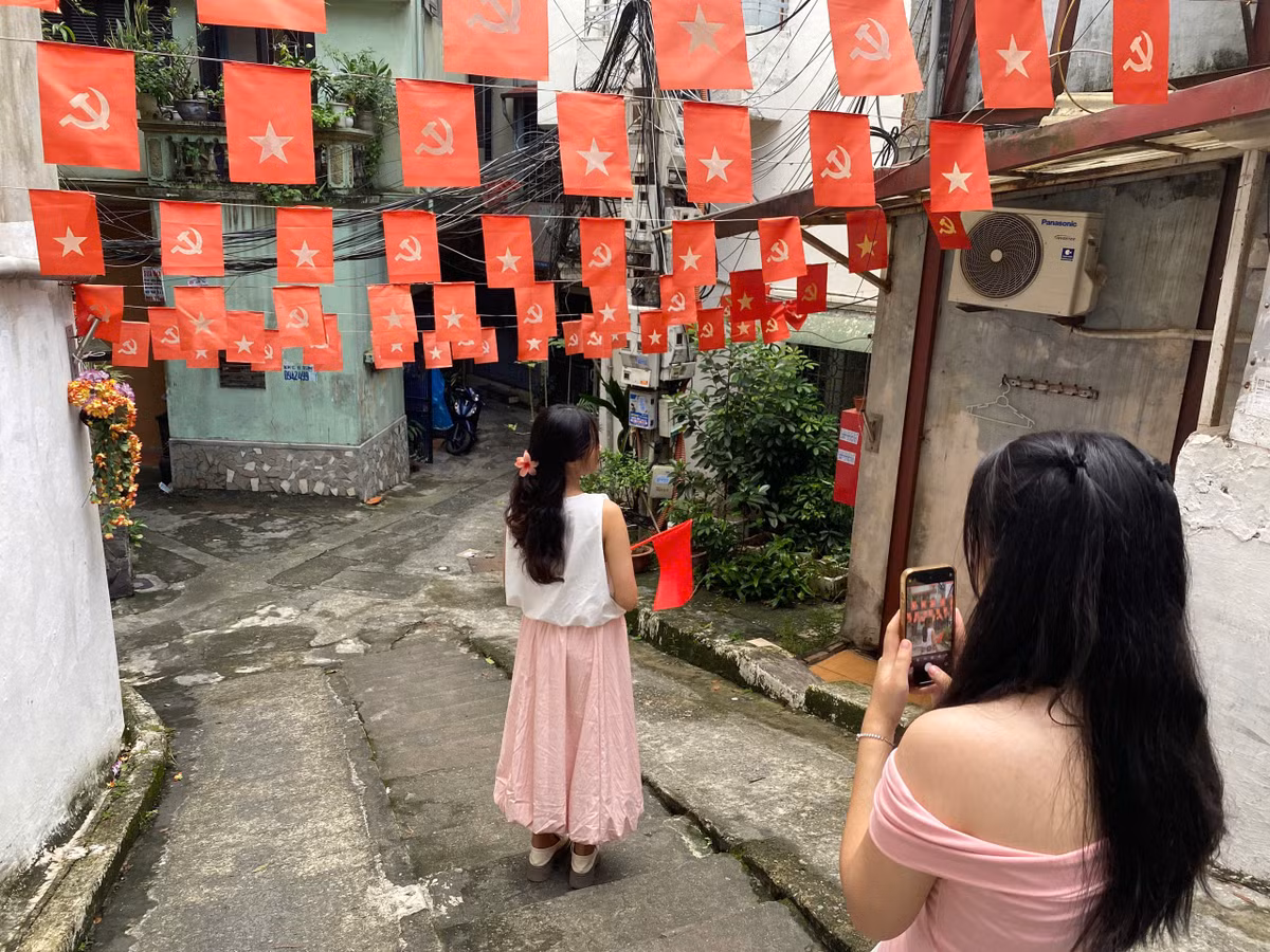 Vẻ đẹp riêng của con ngõ cờ hoa này đã lan truyền trên mạng xã hội và được nhiều bạn trẻ tìm đến chụp ảnh, check in dịp nghỉ lễ này.