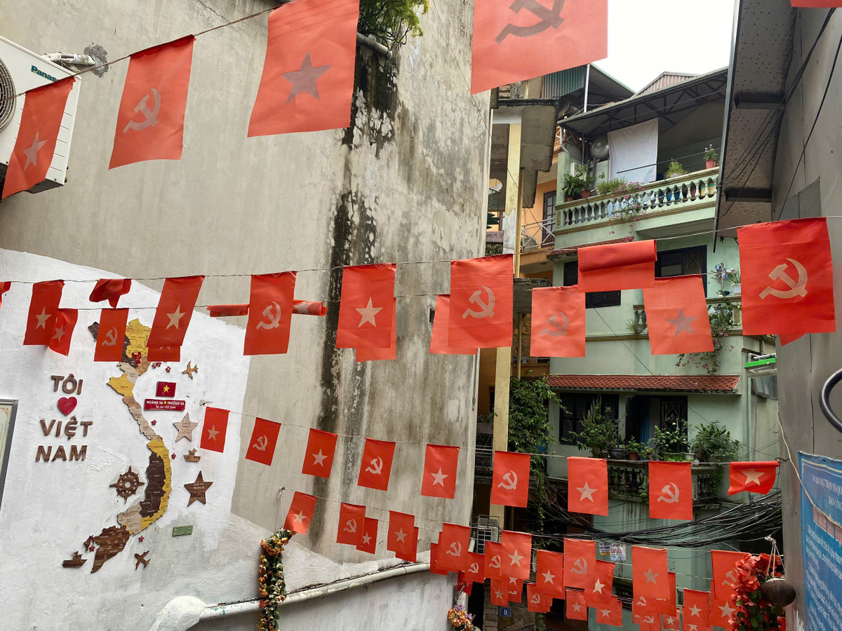 Đến tận nhá nhem tối, lượng người đã giảm bớt nhưng vẫn rải rác rất nhiều các bạn trẻ đến với mong muốn có bộ ảnh check-in.