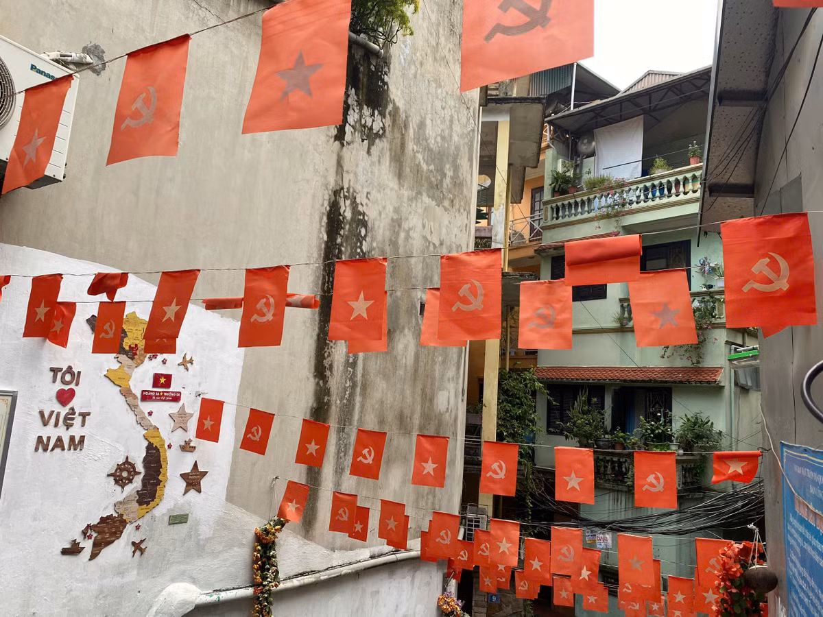 Đến tận nhá nhem tối, lượng người đã giảm bớt nhưng vẫn rải rác rất nhiều các bạn trẻ đến với mong muốn có bộ ảnh check-in.