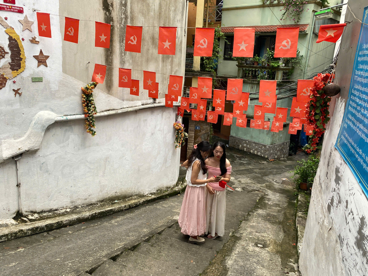 Bạn Bảo Ngọc (22 tuổi, Cổ Nhuế - Bắc Từ Liêm - Hà Nội) - một trong những bạn trẻ đến check-in ở ngõ cờ hoa này vô cùng hào hứng: "Hôm nay em đến đây cùng những cô bạn thân. Dù đến khá muộn vì sợ tới sớm sẽ đông, thế nhưng bọn em đều phải trầm trồ vì con ngõ được trang trí rất đẹp, giống như những gì bọn em xem trên Tiktok. Hôm nay cả mấy đứa đi thì đều có ảnh đẹp mang về".