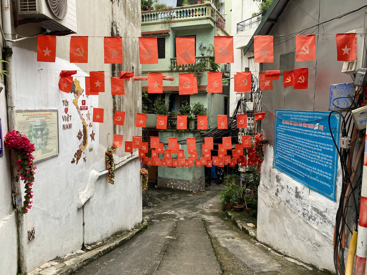 Từ 5 giờ sáng, rất đông người dân và du khách đến để chụp hình với những lá cờ Đảng và Tổ quốc.