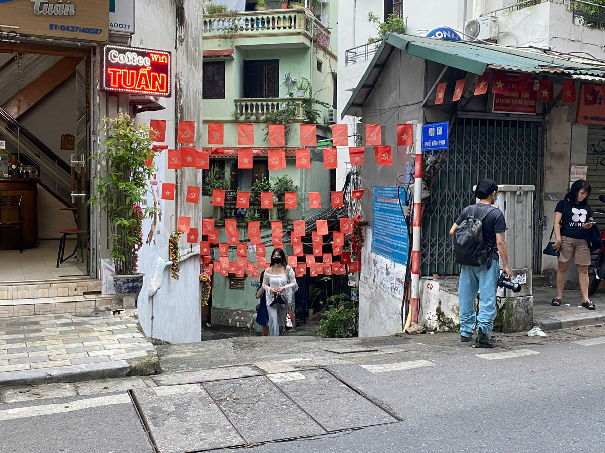 Là một địa điểm được nhiều bạn trẻ tìm đến check-in trong dịp 2/9 những năm gần đây, con phố nhỏ trên đường Yên Phụ năm nay vẫn chứng minh sức hút của mình.