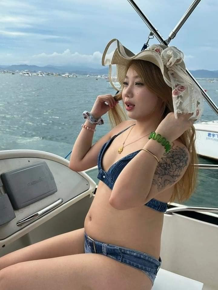 Khác hoàn toàn với "vòng eo bánh mì" này...