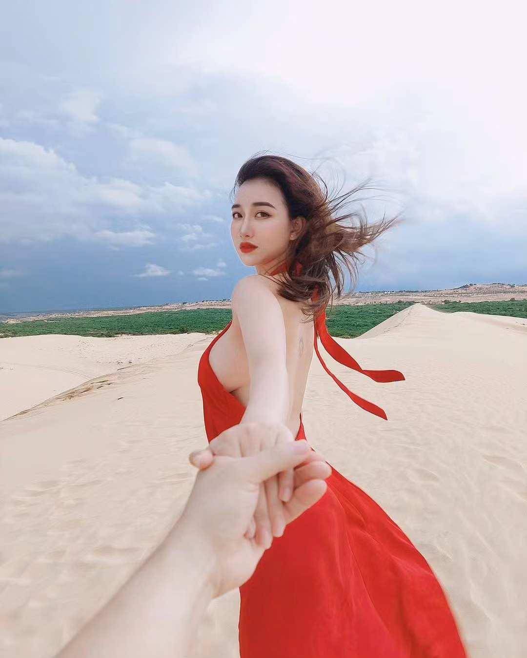 Chỉ với vài bức hình chụp ở vườn hoa được chia sẻ mạnh mẽ trên MXH, cái tên Triệu vân từng được cả báo mạng Trung Quốc đăng tải với những danh xưng như "hot girl thả rông", "hot girl vườn hoa".