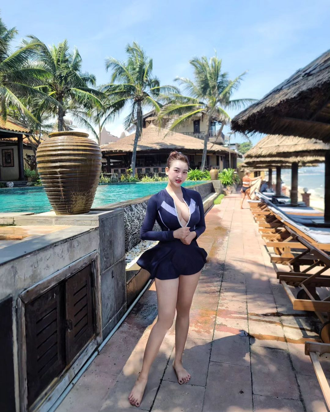 Thời điểm nổi tiếng, bên cạnh những lời khen ngợi về nhan sắc, cô nàng cũng thường xuyên nhận về những ý kiến trái chiều, cho rằng ăn mặc phản cảm, lố lăng.