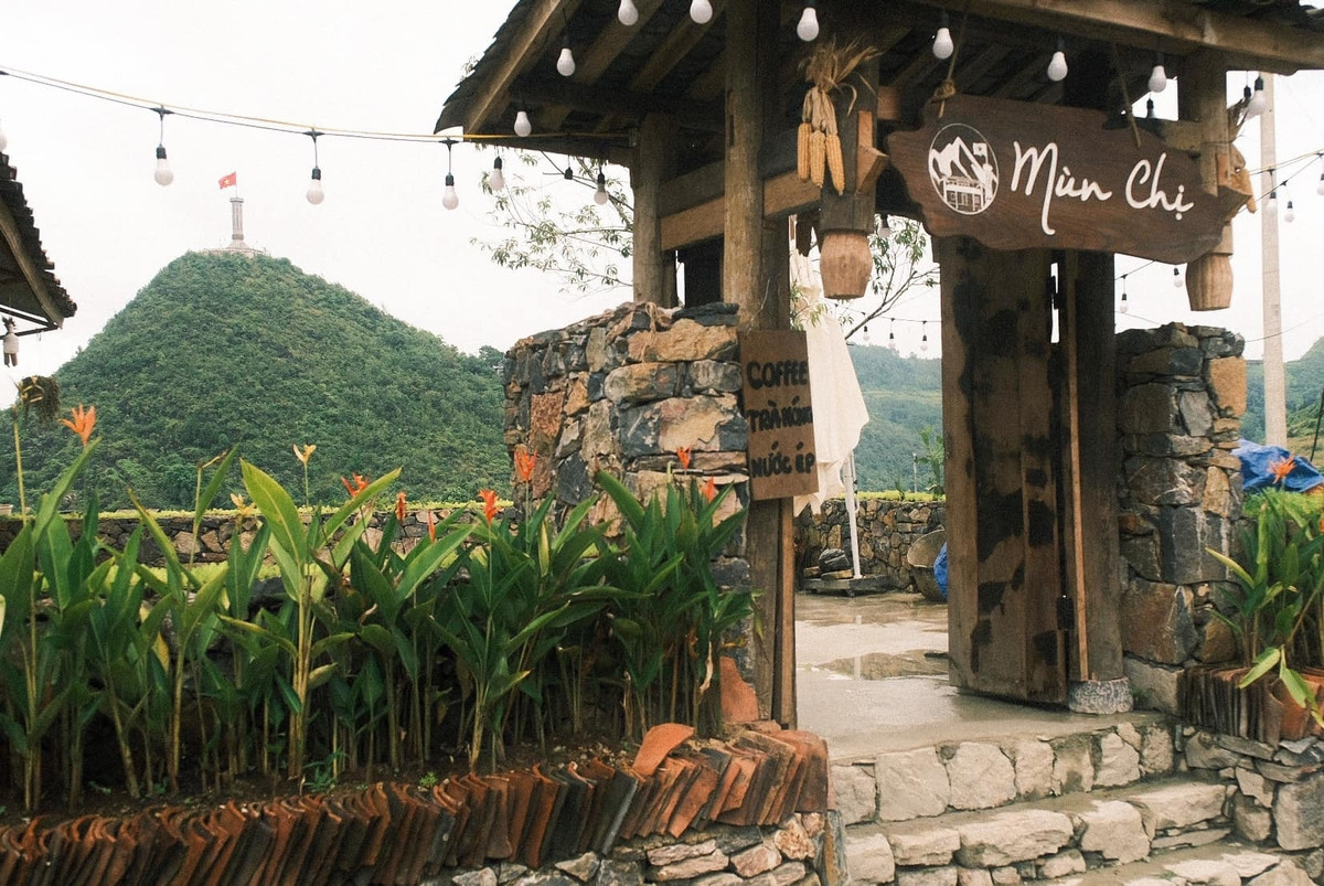 Cô gái 24 tuổi cho biết, căn nhà được thuê đã xuống cấp. Ngoại trừ phần khung được giữ nguyên, cô phải cải tạo toàn bộ không gian, xây thêm nhà vệ sinh, làm bếp mới và sửa sang cả khoảng sân, dựng cổng.