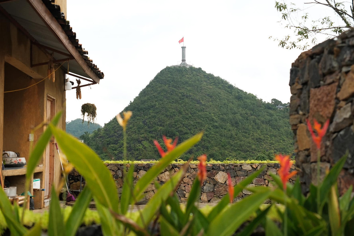 Một góc từ căn nhà, xa xa có thể thấy được cột cờ Lũng Cú.