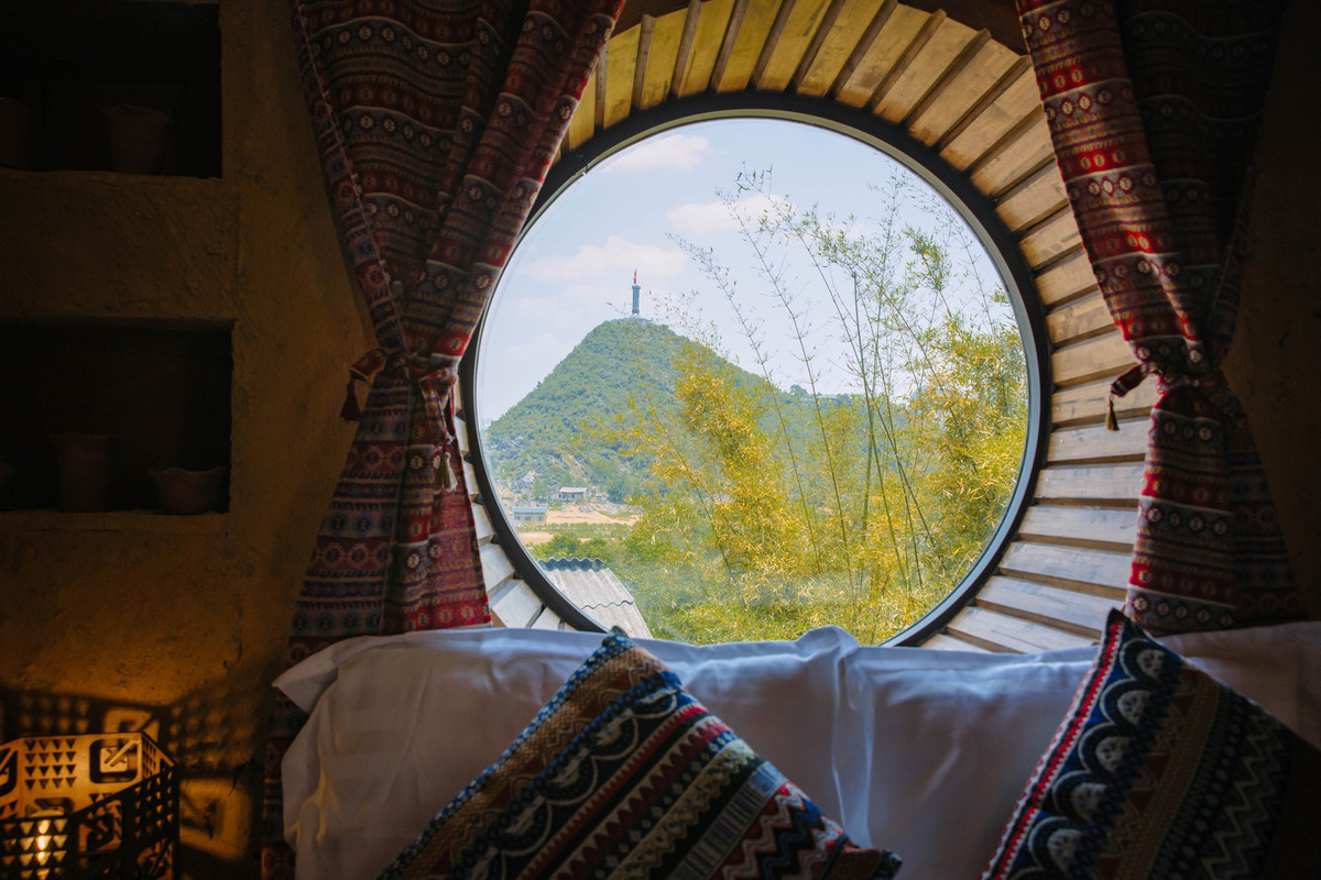 10X ưu tiên thiết kế nhiều cửa sổ, vừa giúp không gian thêm thoáng đãng, đón được nhiều ánh sáng tự nhiên, vừa tạo những góc nhìn tuyệt đẹp ra khung cảnh cột cờ Lũng Cú.