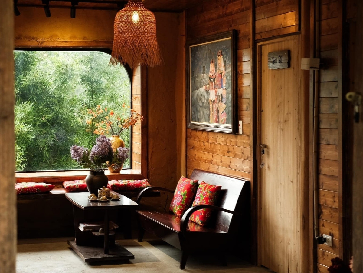 Một góc của căn nhà sau khi được cải tạo, trông vừa gần gũi, bình dị lại rất nhẹ nhàng, thích hợp cho những người muốn tránh chốn xô bồ, tìm một nơi chữa lành.