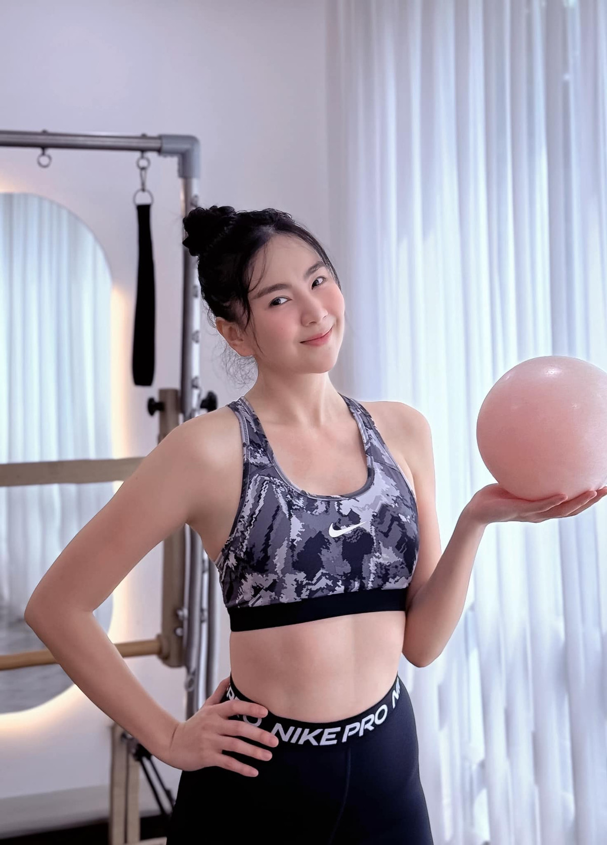 Mai Ngọc cũng dành nhiều thời gian tập luyện để có thân hình săn chắc.