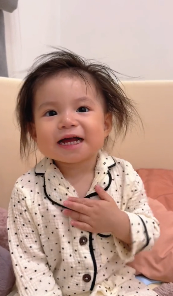 "Trời ơi tui nghe cả ngày cũng được nữa", "sao có em bé mà làm gì cũng đáng yêu hết thế nhỉ", "nghe là muốn đẻ 1 đứa liền" - netizen bình luận.