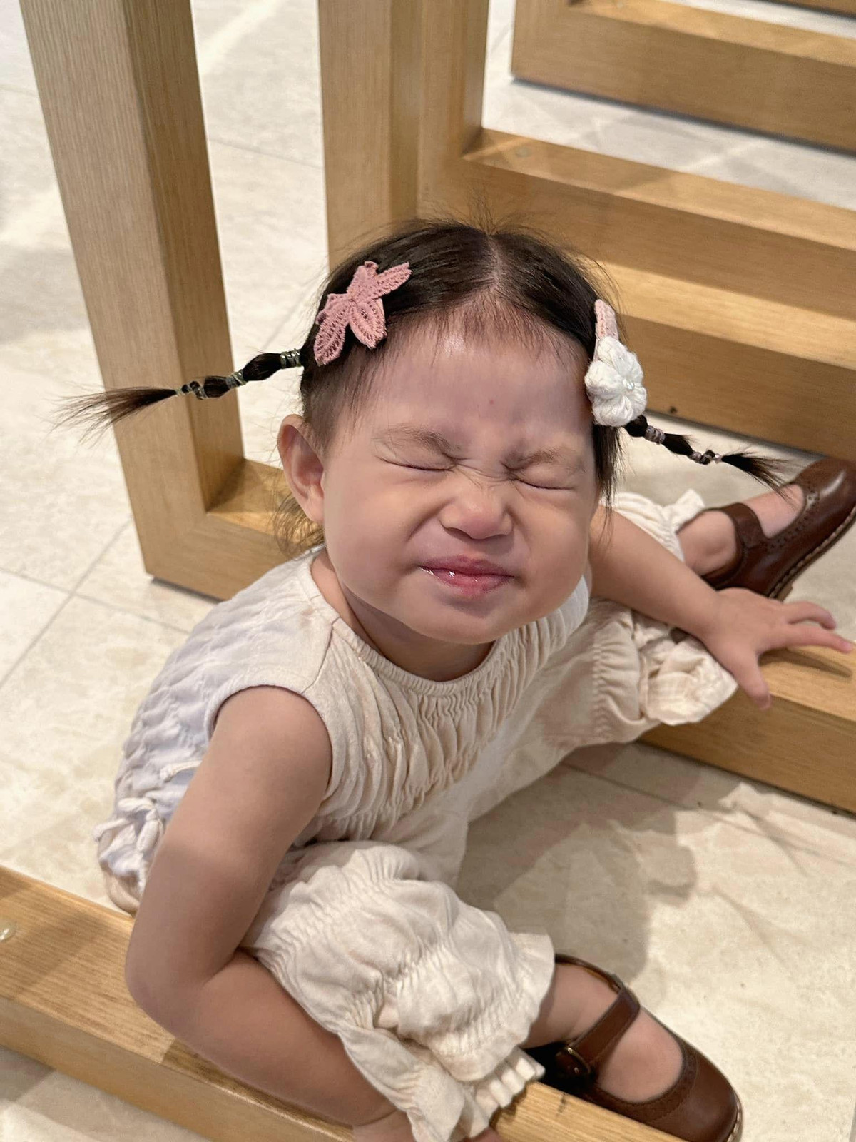 Cô bé 2 tuổi thu hút nhiều ánh nhìn với vẻ ngoài dễ thương khi cột mái tóc 2 chùm, mặc váy điệu đà.