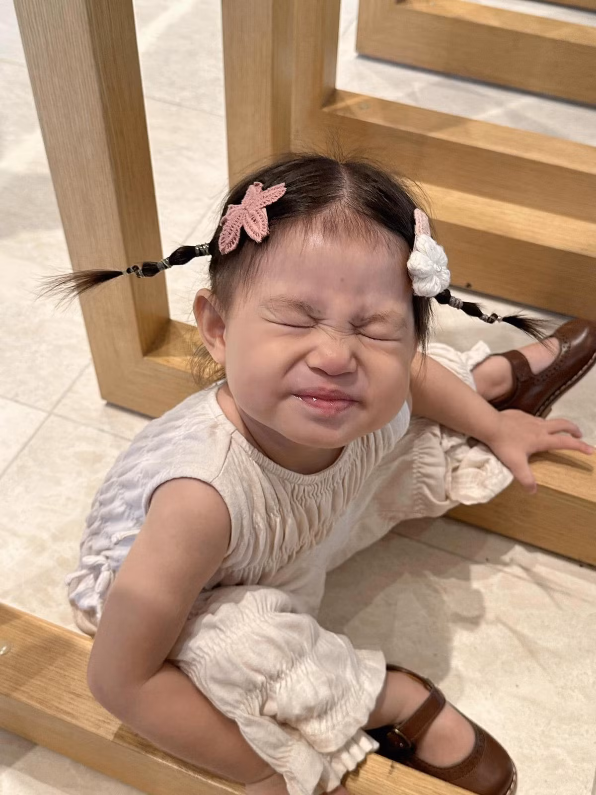 Cô bé 2 tuổi thu hút nhiều ánh nhìn với vẻ ngoài dễ thương khi cột mái tóc 2 chùm, mặc váy điệu đà.