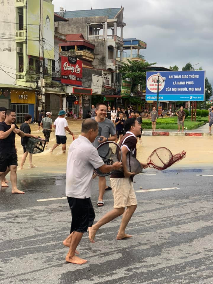 Ai nấy hào hứng khoe chiến lợi phẩm.
