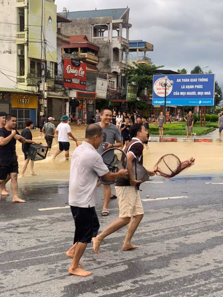 Ai nấy hào hứng khoe chiến lợi phẩm.