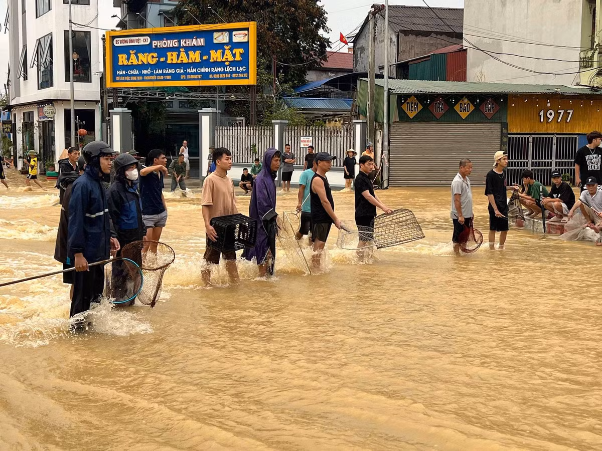Tại Đường Tròn - Chùa Hang - tỉnh Thái Nguyên, rất nhiều người dân đã tập trung để đánh bắt "lộc trời ban".