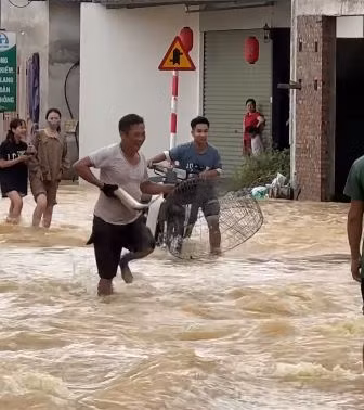 Nhìn những hình ảnh lạc quan trong mùa bão lũ, nhiều người dân khắp nơi cũng cảm thấy đỡ lo lắng phần nào, tuy nhiên nhiều người cũng bày tỏ khi vọng người dân nơi đây không quá chủ quan, phải đảm bảo an toàn trong mùa bão lũ.