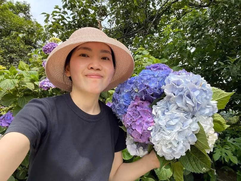 Đến khi biết người đàn ông đó hơn mình 25 tuổi thì lòng buồn rười rượi vì nghĩ anh đã có gia đình. Cô lân la hỏi mới biết, anh từng kết hôn, ly hôn và hiện tại hoàn toàn độc thân.