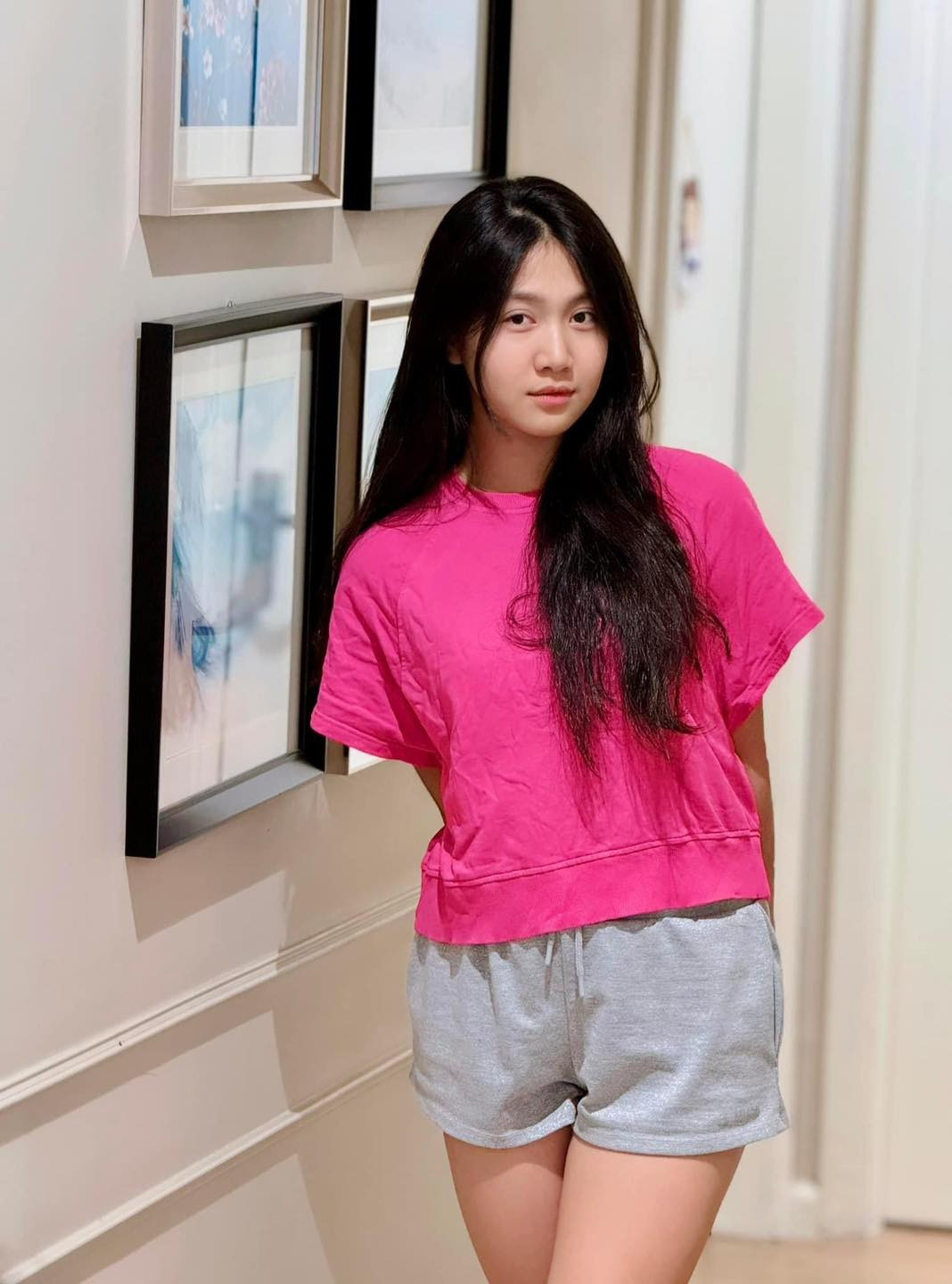 Đi kèm hình ảnh, Mạnh Trường cũng không quên gửi lời chúc mừng sinh nhật tới con gái: "Mới ngày nào bé tí mà giờ chị cả Chíp đã bước sang tuổi 16. Chúc chị cả Chíp hay ăn chóng lớn, ngoan ngoãn nghe lời bố mẹ nhá".