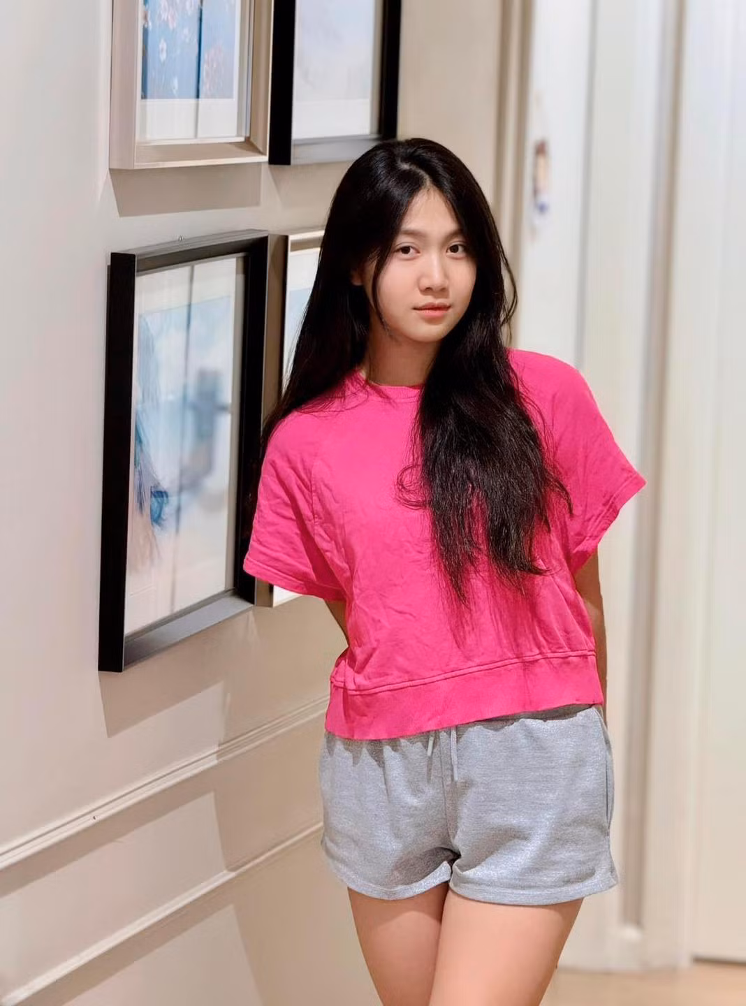 Đi kèm hình ảnh, Mạnh Trường cũng không quên gửi lời chúc mừng sinh nhật tới con gái: "Mới ngày nào bé tí mà giờ chị cả Chíp đã bước sang tuổi 16. Chúc chị cả Chíp hay ăn chóng lớn, ngoan ngoãn nghe lời bố mẹ nhá".