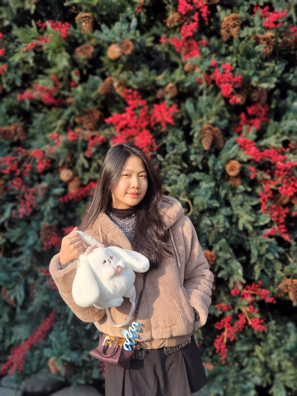 Chíp rất được bố mẹ chăm chút cho gu thời trang. Cô bé được diện nhiều kiểu trang phục, từ nữ tính, điệu đà đến phong cách thể thao, năng động đúng tuổi. (Ảnh: FB Mạnh Trường)