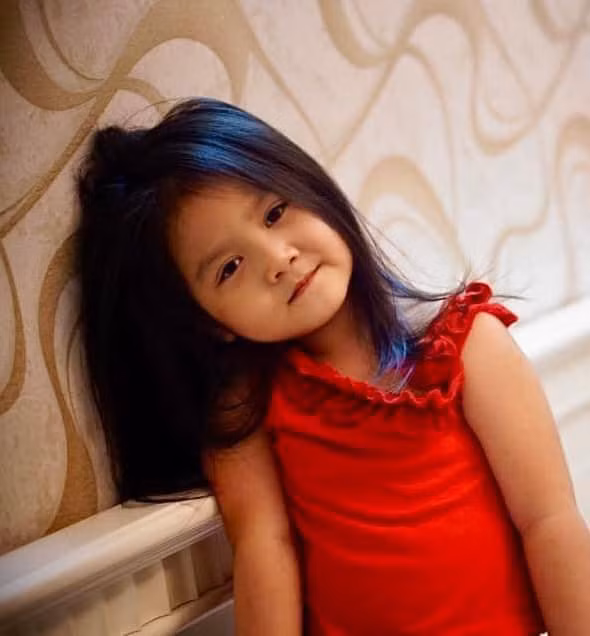 Mới đây, nhân sip sinh nhật lần thứ 6 của con gái, Mạnh Trường đã đăng tải lại hình ảnh ngày bé và hiện tại của nhóc tì đầu lòng. Nhìn ngoại hình bụ bẫm, đáng yêu của bé Chip ngày bé, nhiều người đã phải xuýt xoa "cô bé này xinh đẹp từ trong trứng nước".