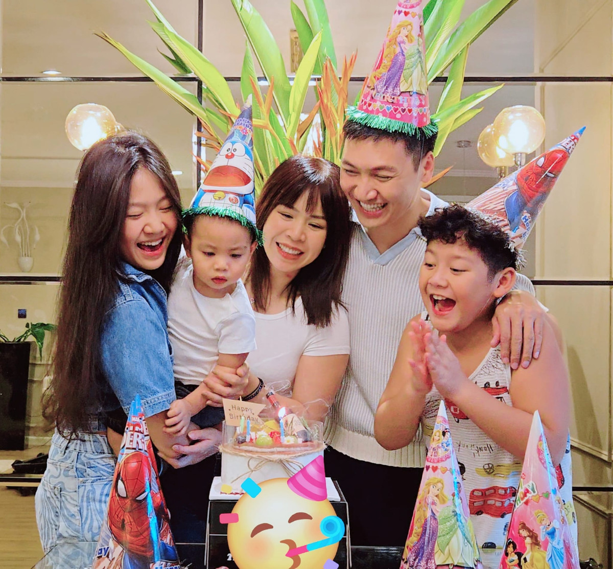 Trên trang cá nhân của mình, bà xã của Mạnh Trường cũng đăng tải hình ảnh cả nhà vui vẻ thổi nến, cắt bánh mừng sinh nhật con gái lớn.