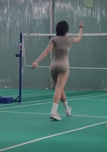 "Nhìn mà đỏ mặt luôn đó, ngại dùm", "Nhìn bạn này như đang cố tạo dáng để bắt khoảnh khắc chụp ảnh, người quay không nhìn xunh quanh xem có ekip nào không, biết đâu người ta đang cố tình pose dáng thật", "ê biết ăn mặc là theo sở thích mỗi người nhưng như vậy thì hơi kì nhé" - netizen bày tỏ cảm xúc.