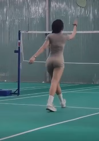 "Nhìn mà đỏ mặt luôn đó, ngại dùm", "Nhìn bạn này như đang cố tạo dáng để bắt khoảnh khắc chụp ảnh, người quay không nhìn xunh quanh xem có ekip nào không, biết đâu người ta đang cố tình pose dáng thật", "ê biết ăn mặc là theo sở thích mỗi người nhưng như vậy thì hơi kì nhé" - netizen bày tỏ cảm xúc.