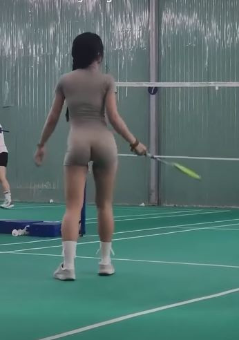 Nhiều người nhận định rằng outfit của cô gái là đồ tập thể dục, thể thao, song gắn liền với phòng gym, chứ không phải với bộ môn cầu lông yêu cầu phải di chuyển và vận động nhiều.