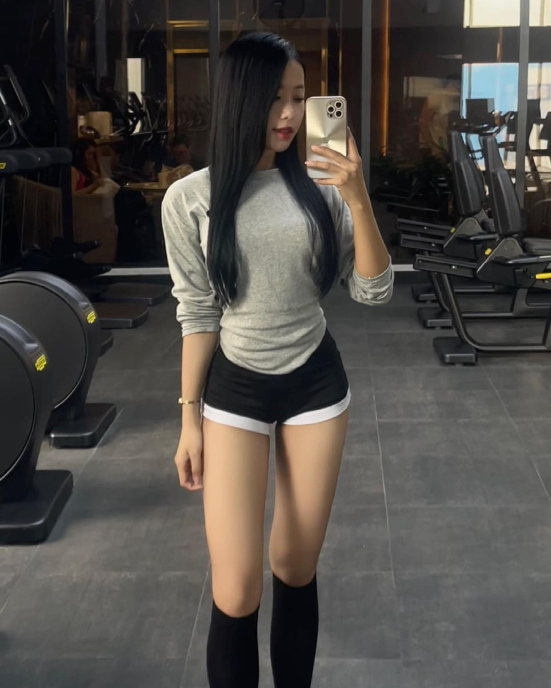 Trên trang cá nhân, cô gái này cũng thường diện trang phục tương tự, tuy nhiên là để đi tập gym. Nhiều người cho rằng trang phục đi tập gym thế này là hợp lý và không có gì để bàn cãi.