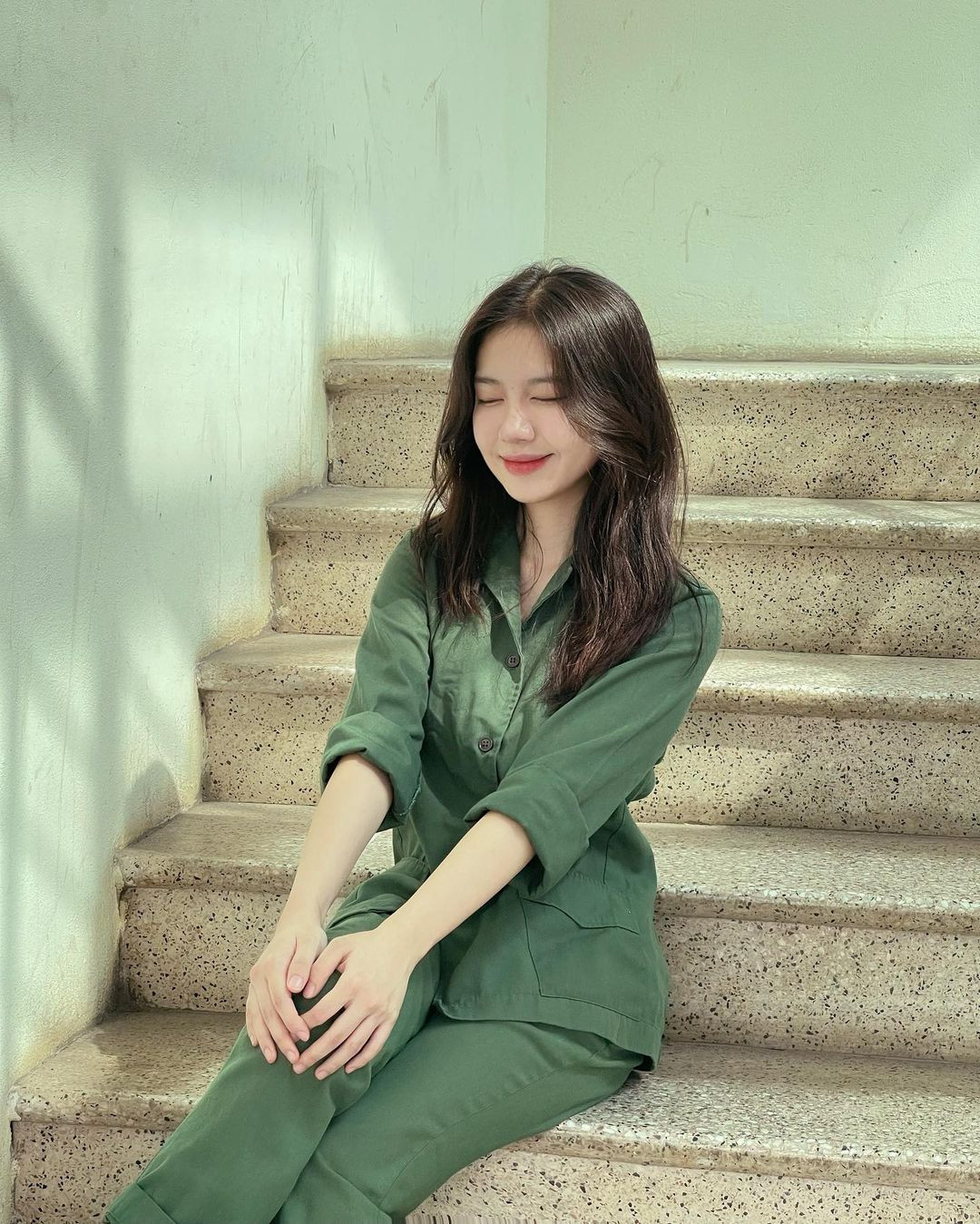 Dù không ăn diện cũng chả trang điểm cầu kì nhưng Ánh Nguyệt vẫn toát lên vẻ đẹp trong trẻo rạng ngời chuẩn thanh xuân vườn trường.