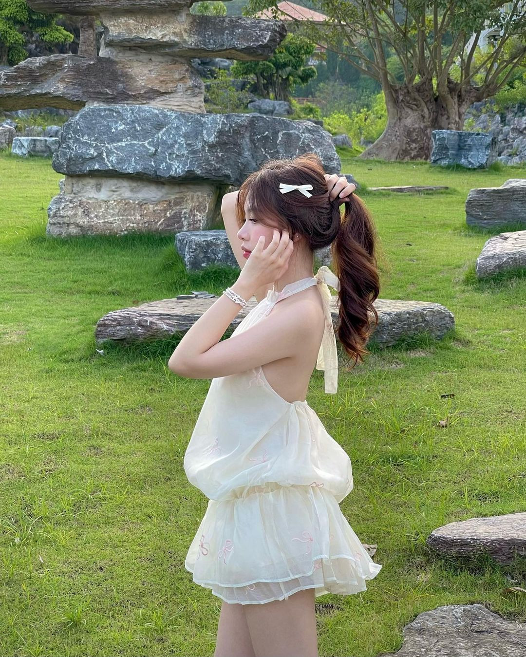 Ánh Nguyệt ngoài việc học hành thì cô nàng cũng là một người mẫu ảnh cho một số shop thời trang.